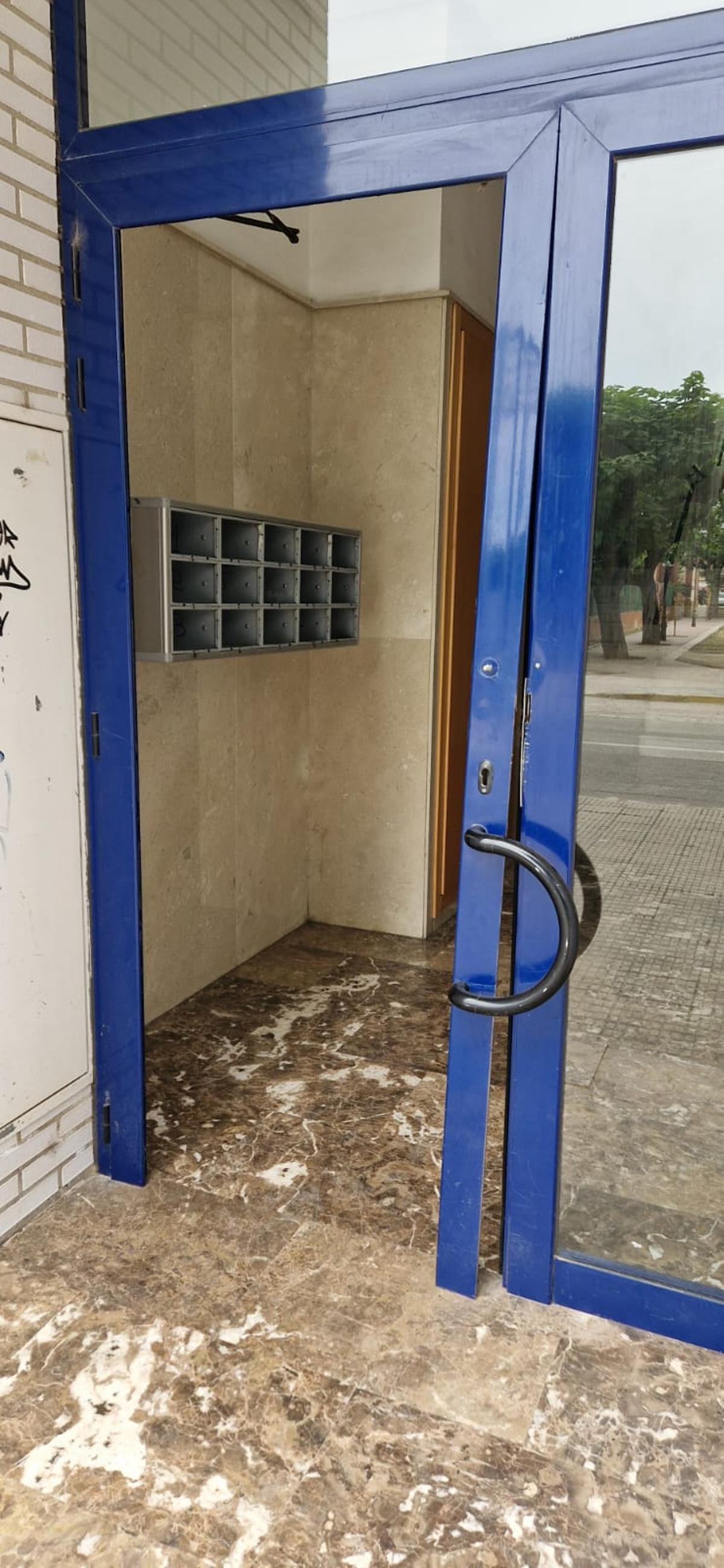 Daños en elementos comunes de los edificios okupados de Carcaixent.