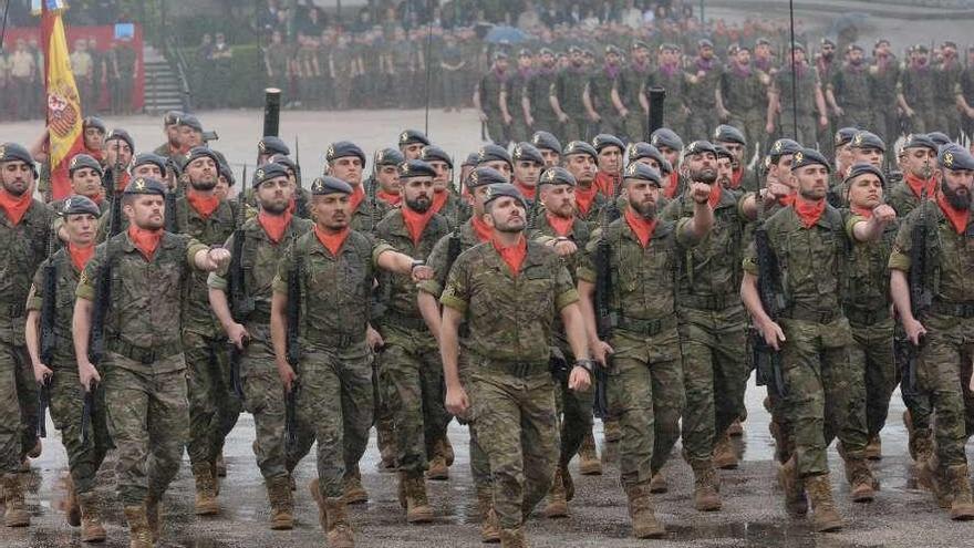 Efectivos de la Brilat durante el desfile que se celebró ayer en la base General Morillo. // Rafa Vázquez