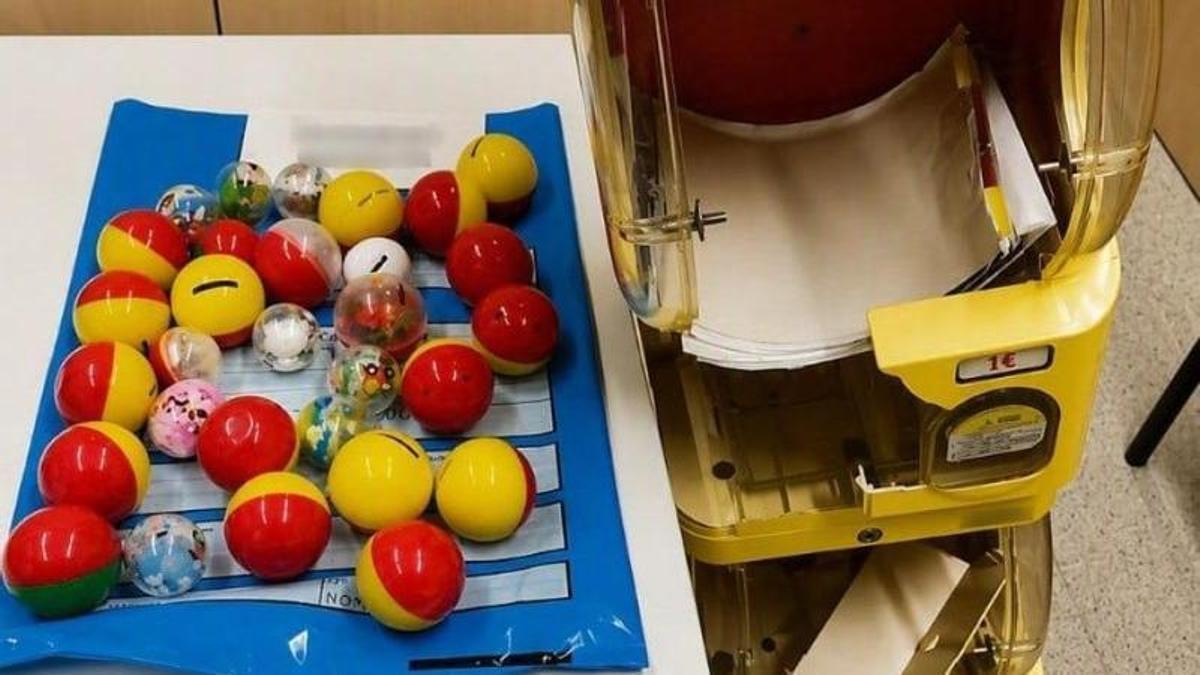 Material recuperado por los Mossos d'Esquadra y la máquina saqueada en Tarragona.