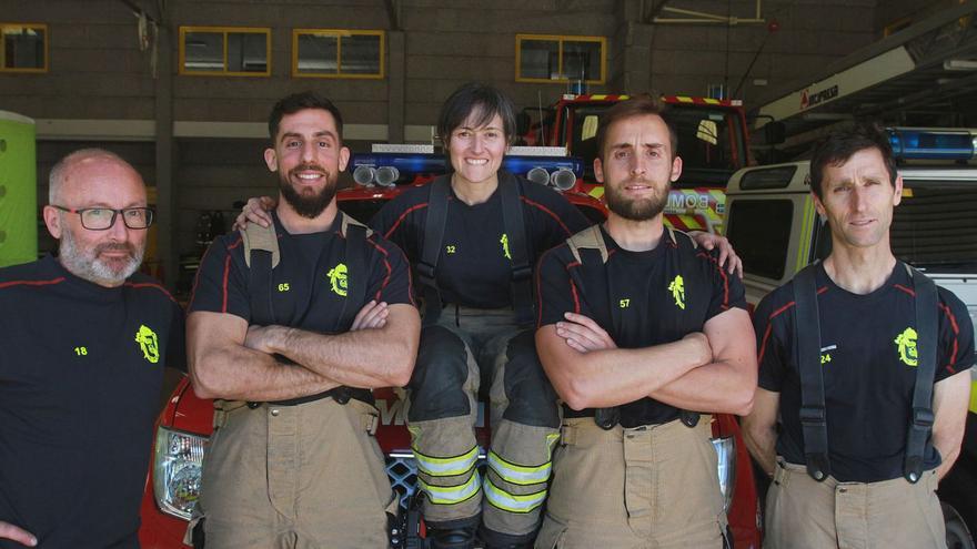 Cristina, en la actualidad, con sus compañeros en el Parque de Bomberos de Ourense. |   // IÑAKI OSORIO