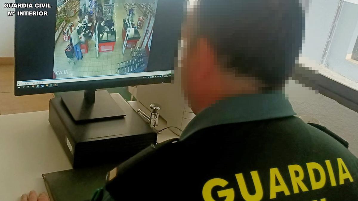 Un agente visiona los establecimientos donde el detenido pudo realizar compras con las tarjetas de crédito de la víctima.
