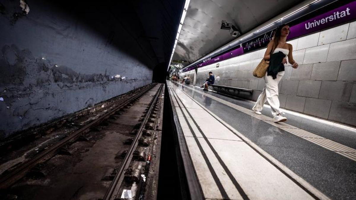 Vias de una estación de la L2 en el tramo Sagrada Familia Sant Antoni. JORDI OTIX