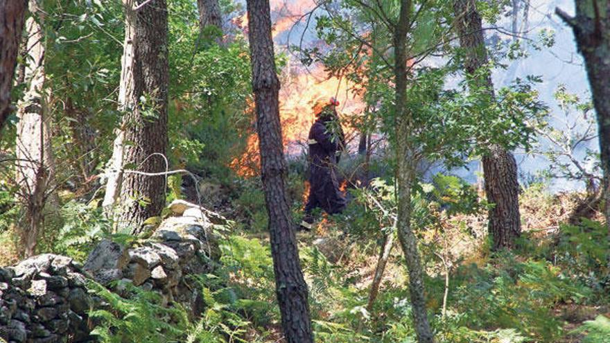 El fuego se originó en dos flancos y provocó una intensa humareda en toda la ría.  // J.S.P.