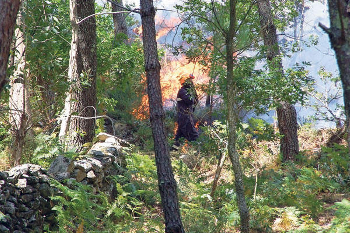 El fuego se originó en dos flancos y provocó una intensa humareda en toda la ría.  // J.S.P.