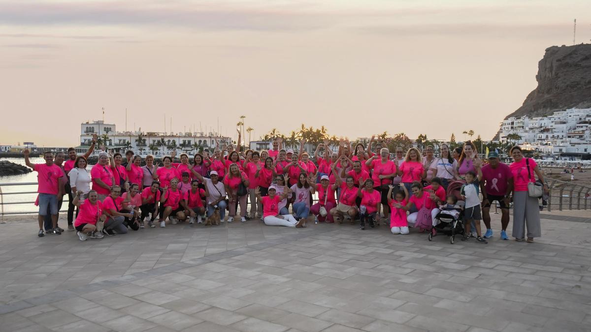 Caminata solidaria contra el cáncer de mama en Playa de Mogán 2025