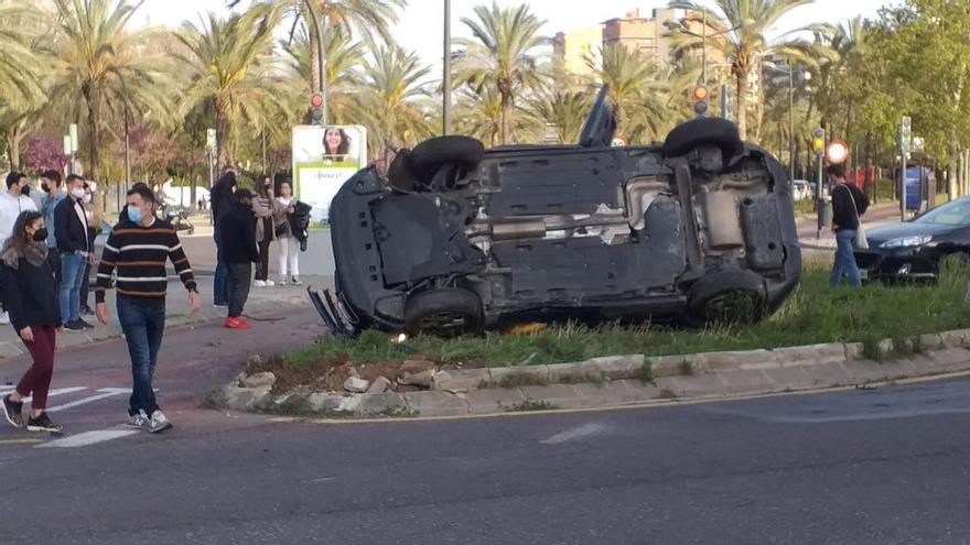 Las imágenes del accidente entre un turismo y un coche de la Policía Nacional en València