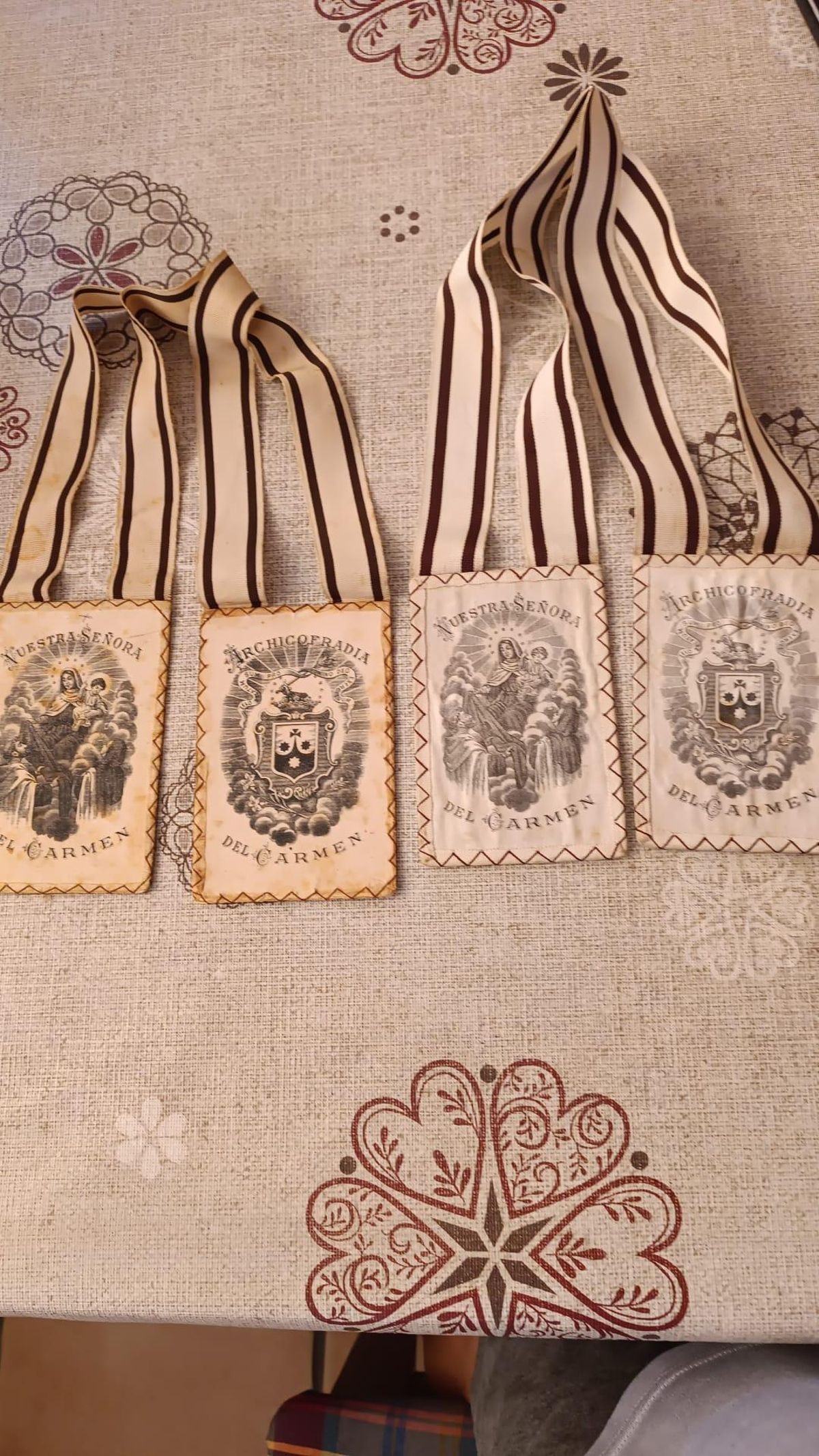 Antiguos escapularios de la Virgen del Carmen.