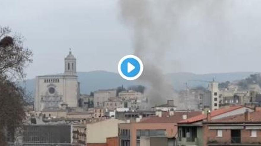 Un incendi al centre de Girona genera una columna de fum