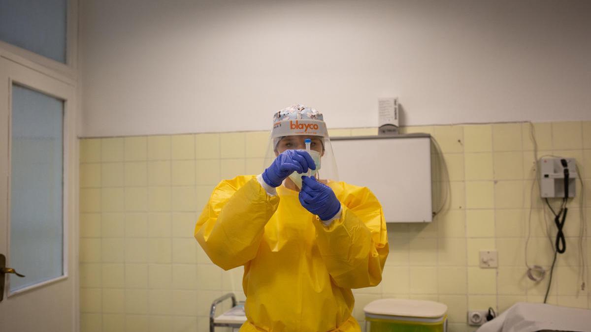 Una sanitaria sostiene uno de los test rápidos de antígenos de detección de coronavirus