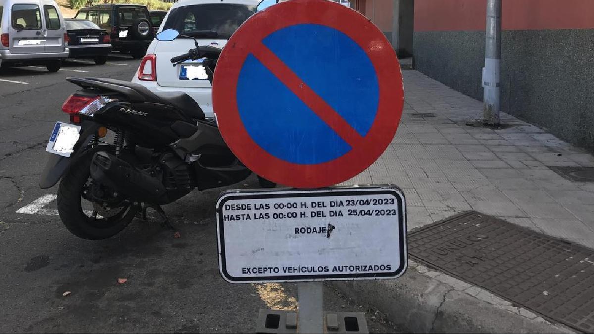 Detalle de la señalización de tráfico en los alrededores del campo de la Salud anunciando el rodaje.