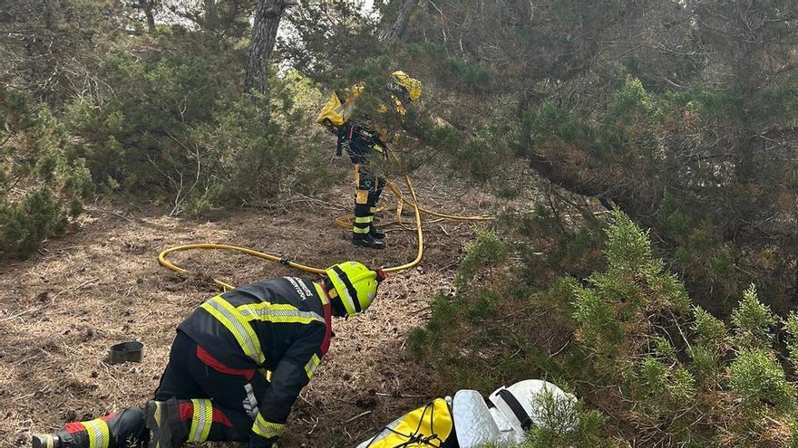 Ibanat y Bomberos de Formentera realizan una práctica para la prevención de incendios