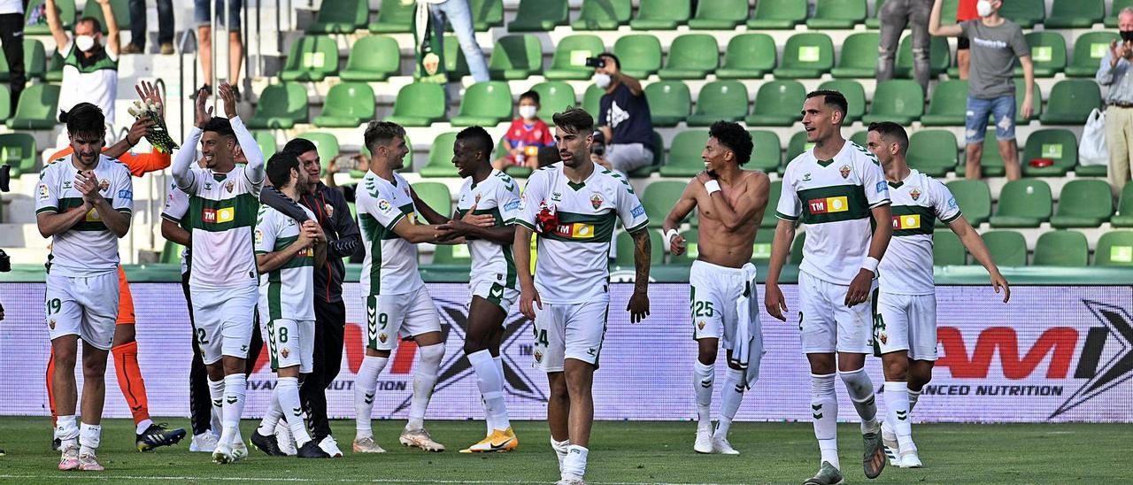 Los jugadores del Elche, el pasado sábado, dando la vuelta de honor.