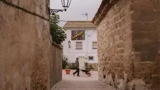 ¿Qué hace el letrero de Schweppes de la Gran Vía de Madrid en un pueblo perdido de Cuenca?