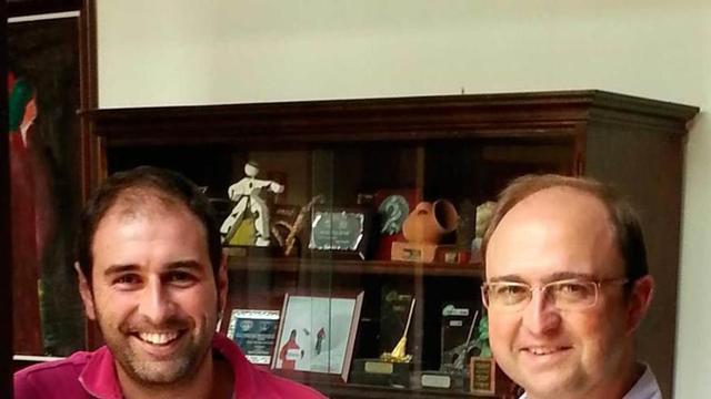 David Álvarez, y el alcalde, Antonio de Luis Solar, con el cartel de las fiestas.