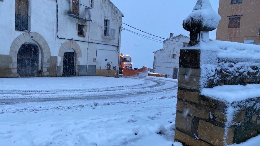 La máquina quitanieves por las calles de Castellfort