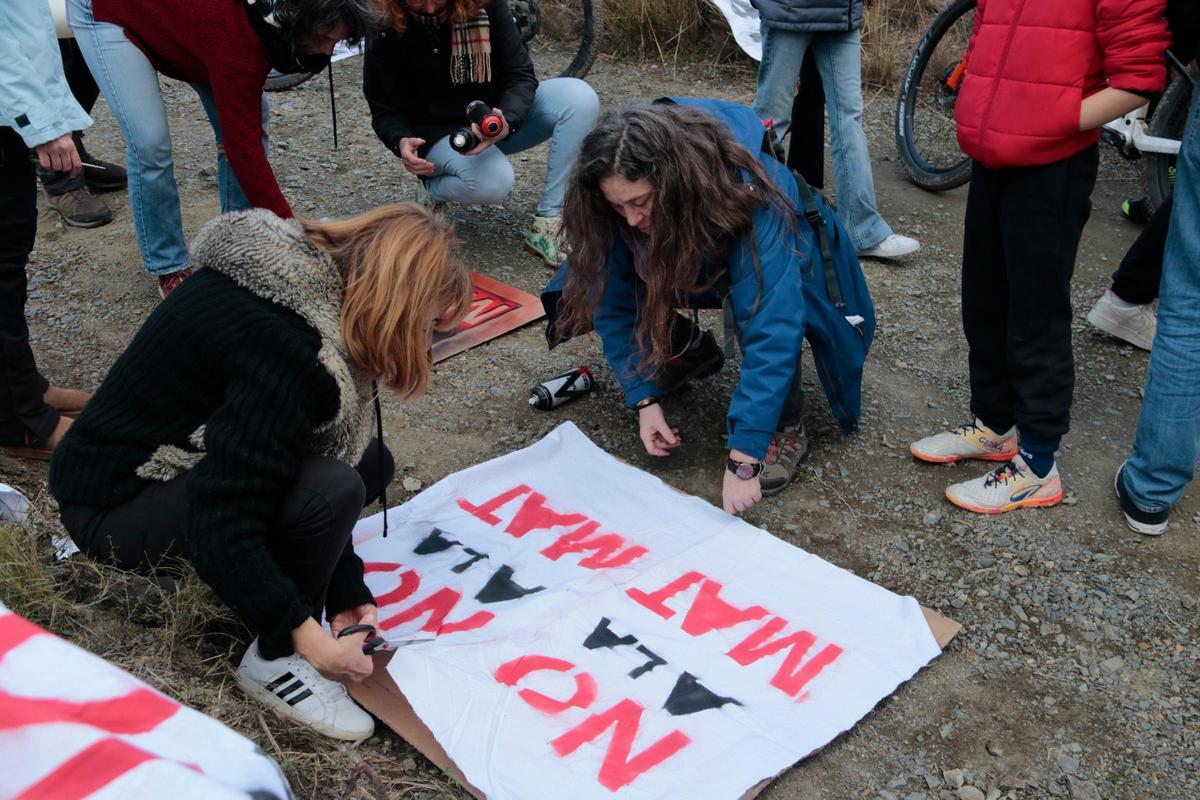 Manifestantes en contra de la MAY (línea de Muy Alta Tensión) entre Aragón y Tarragona.