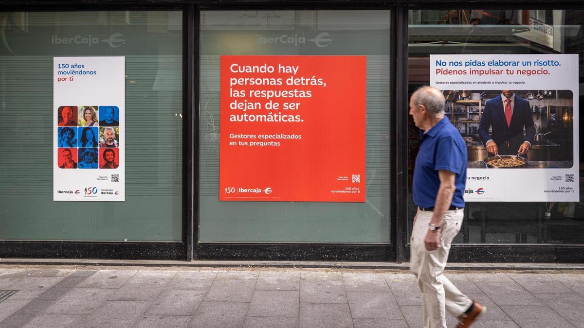 Carteles publicitarios de productos financieros en una oficina bancaria de Ibercaja en Zaragoza.