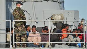 Inmigrantes rescatados por un barco militar francés en el puerto de Crotone, en el sur de Italia.