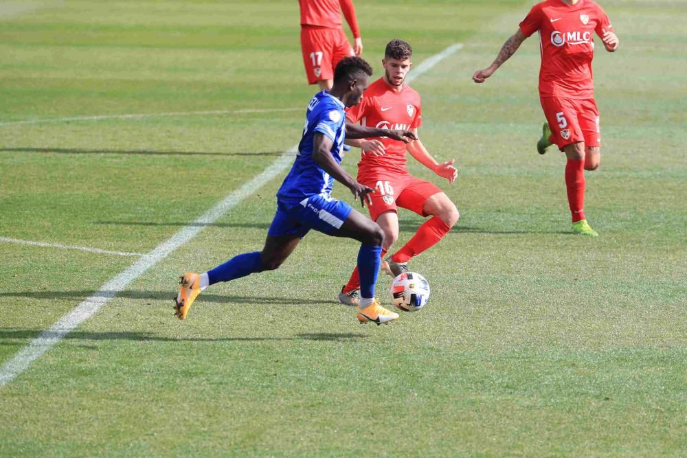 El Lorca Deportiva mejora su imagen pero cae goleado