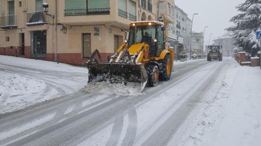 Una màquina llevaneus treballant als carrers de Berga.