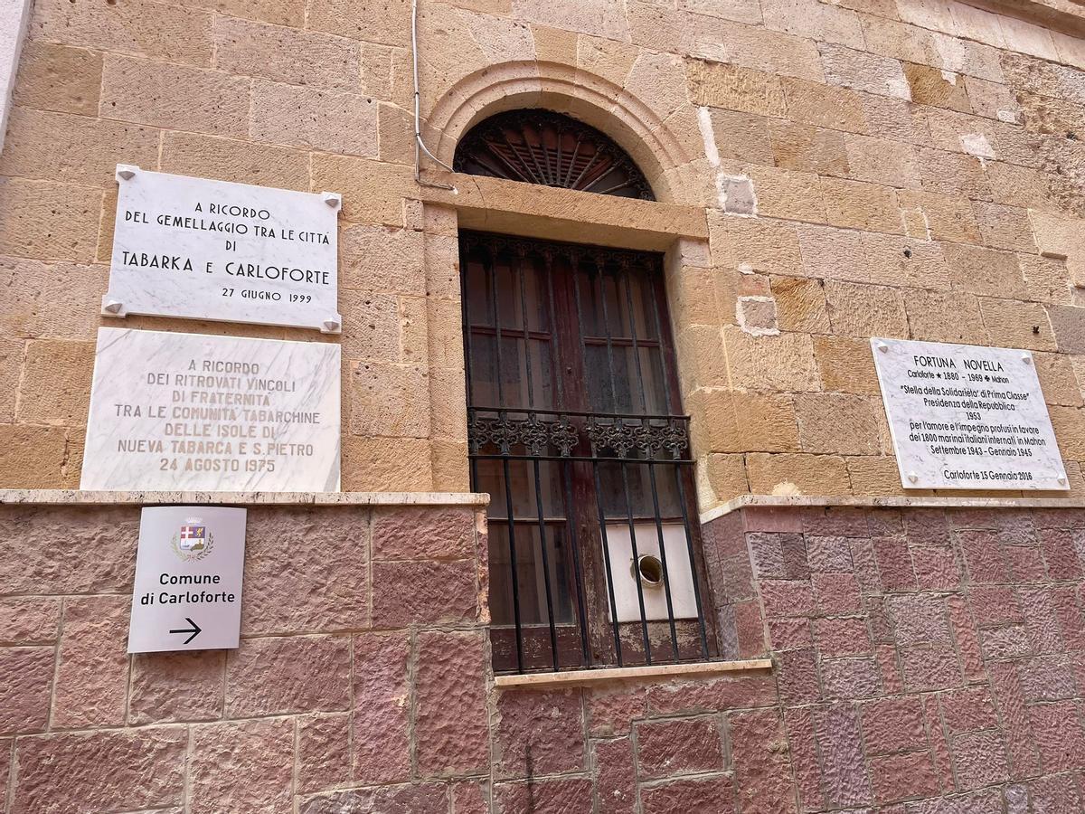 Fachada del Comune con la placa conmemorativa del histórico hermanamiento, ubicada allí desde agosto de 1975.