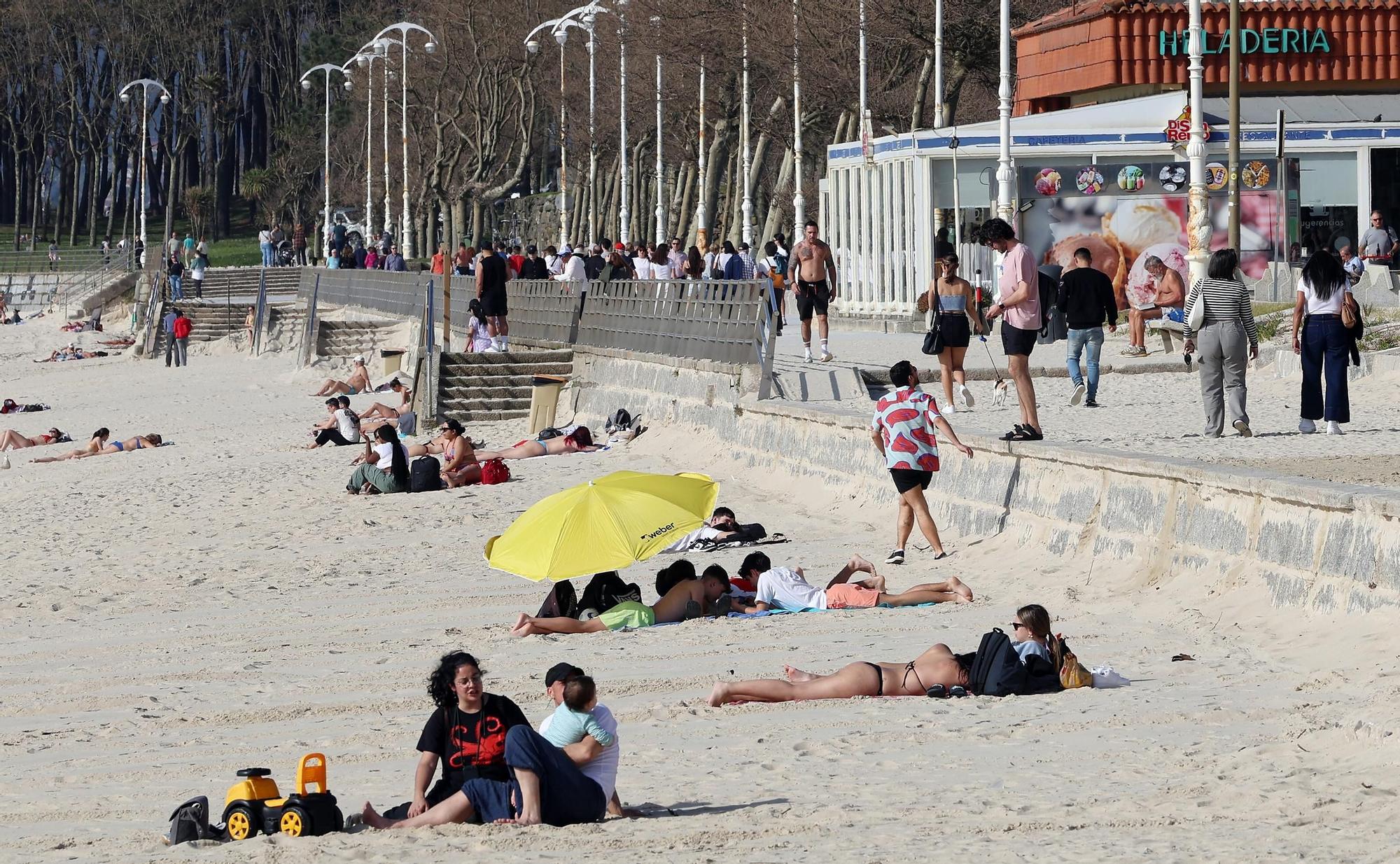 Vigo da la bienvenida a la primavera con un día de playa