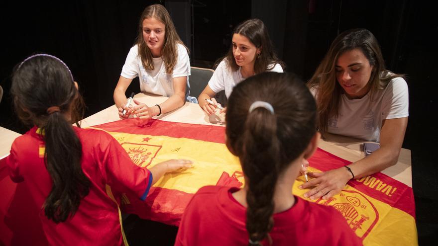 Galería de imágenes de la visita a Ibiza de la Selección Española Femenina de fútbol