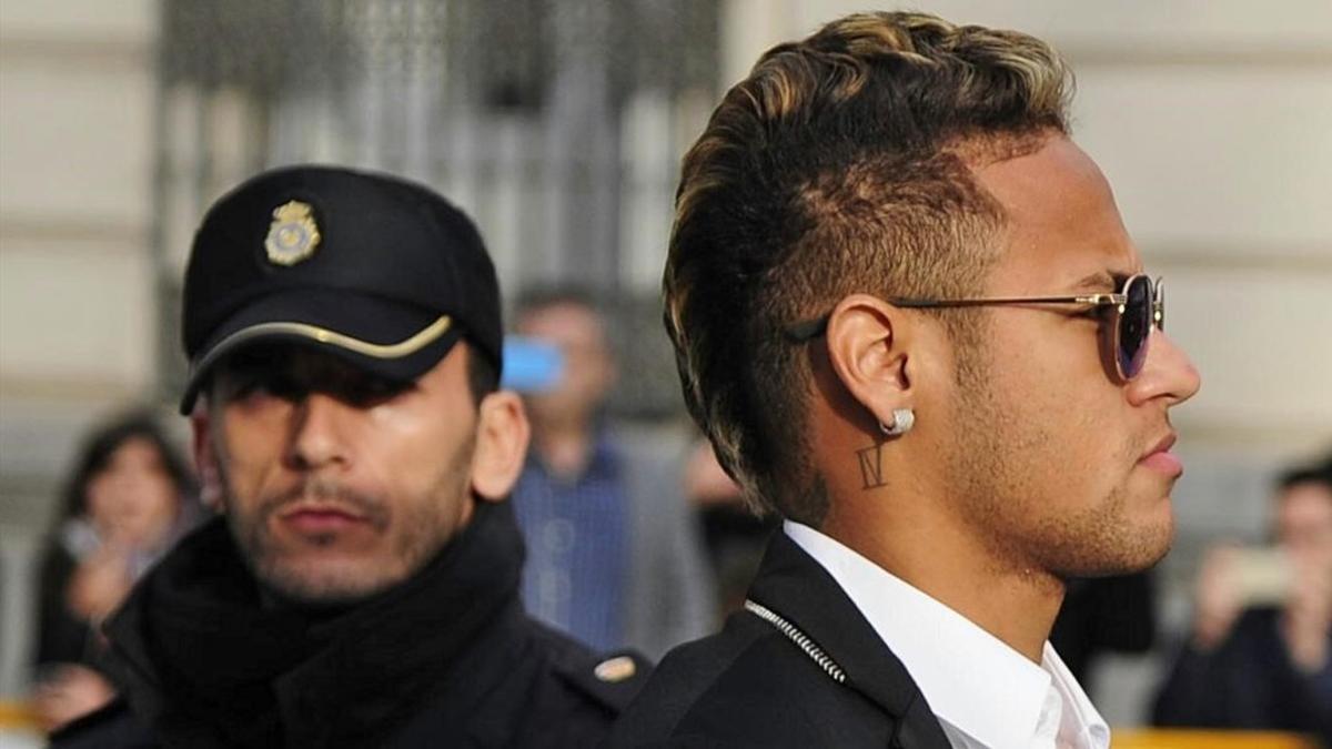 Neymar delante de un policía en la Audiencia Nacional