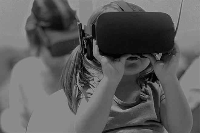 Niña con gafas de realidad virtual