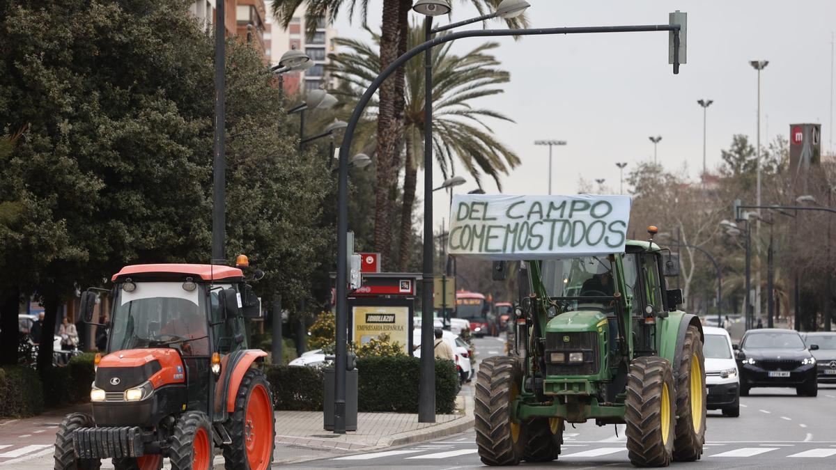 Tractores en la avenida de Aragón de València.