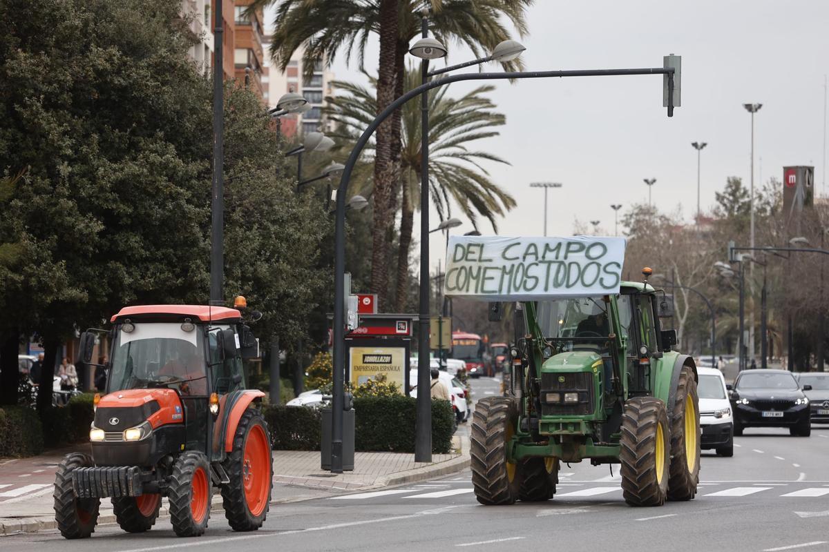 Tractores en la avenida de Aragón de València.
