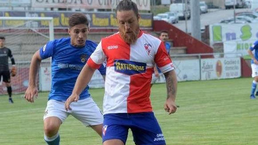 Suso Martínez, durante el duelo con el Pontevedra en A Lomba. // NP