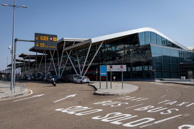 En imágenes | Así cambia el Aeropuerto de Zaragoza: más líneas de seguridad, una nueva cafetería y mejoras en el control de pasaportes