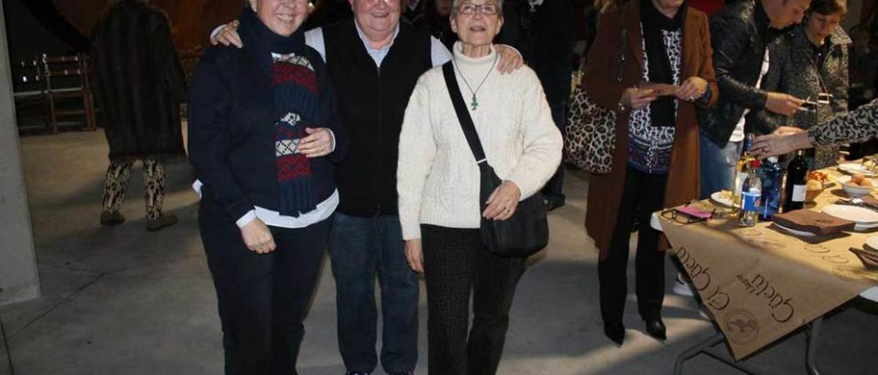 Por la izquierda, Susi Bustamante, Mari Luz Castañón y Petra Tomé durante el homenaje, la noche del sábado en Pruvia.