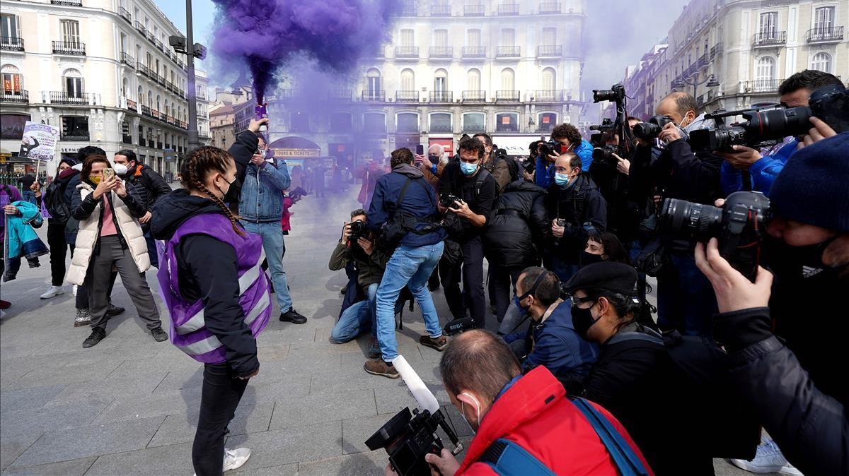 Concentración feminista con motivo del 8-M, este mediodía, en la Puerta del Sol de Madrid.