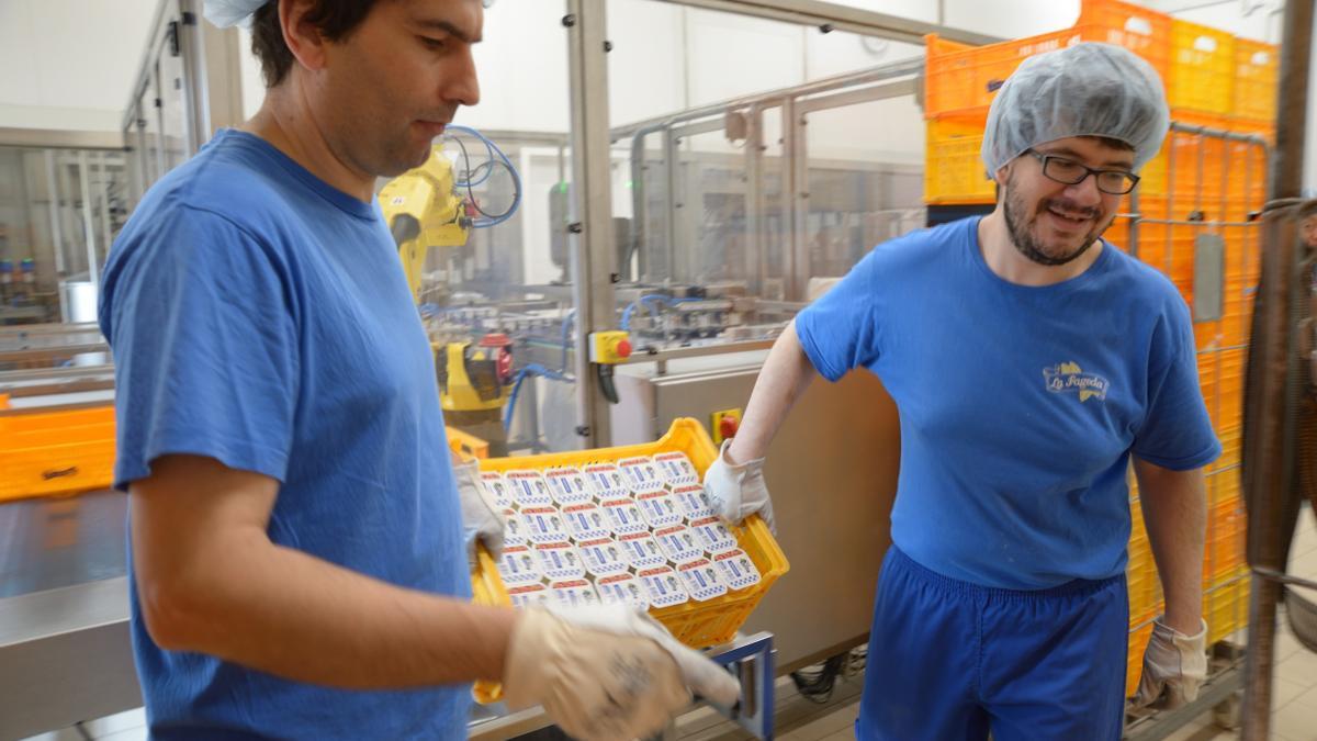 Dos trabajadores en La Fageda