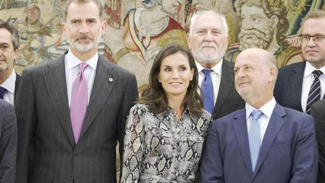 Letizia triunfa con vestido de pitón.