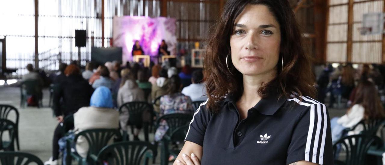 Clara Serra, ayer, en la pista cubierta de Cimadevilla, durante las jornadas feministas. | Ángel González