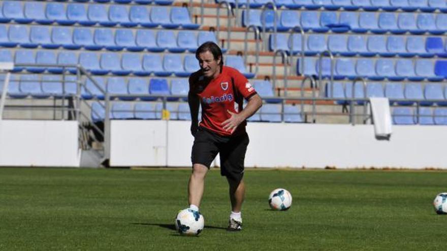 Anquela, en un entrenamiento con el Numancia