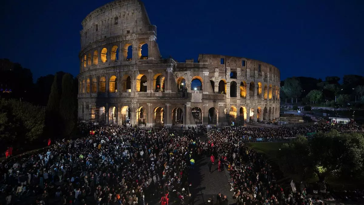 Así fue el tradicional via crucis en el Coliseo de Roma sin la presencia del papa Francisco