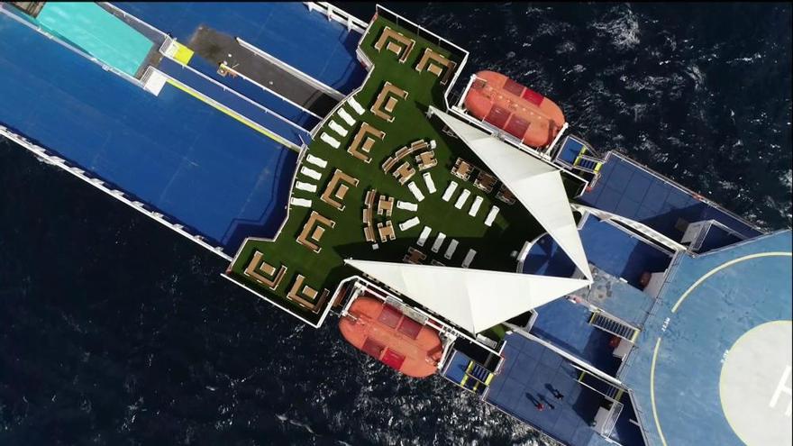 Baleària convierte 85.000 envases de plástico en mobiliario de terrazas para dos de sus ferries