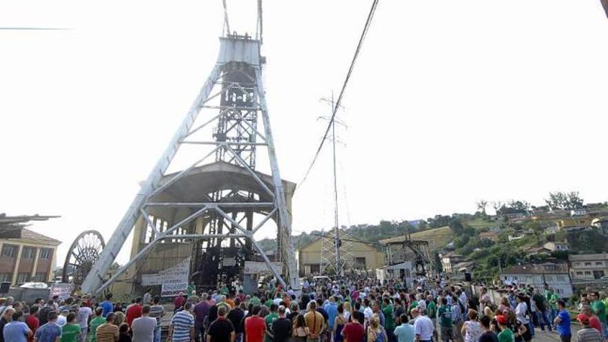 La concentración de apoyo a los mineros encerrados en el pozo Candín ayer por la tarde.