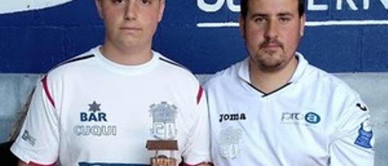 Elías Mier y Jairo Ramis, con el trofeo de campeones del torneo por parejas de Bocamina.