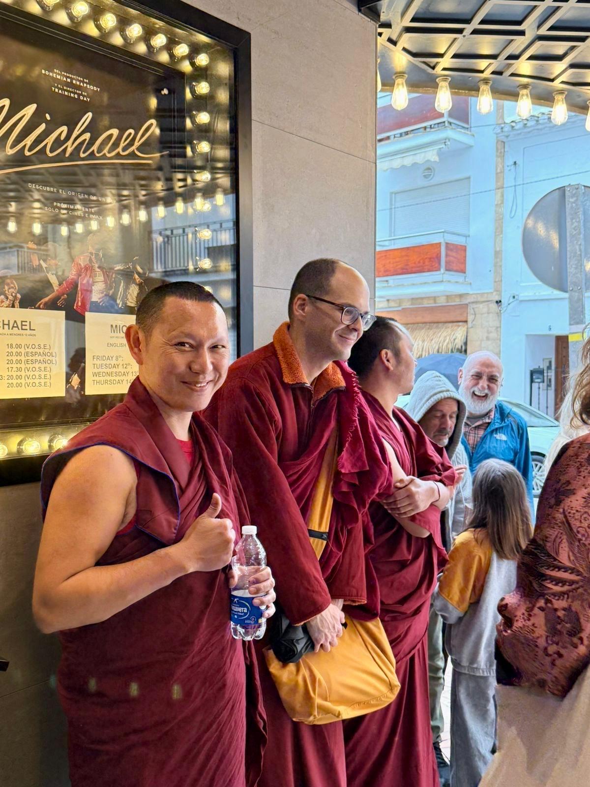 Los monjes budistas, en la entrada al cine Jayan