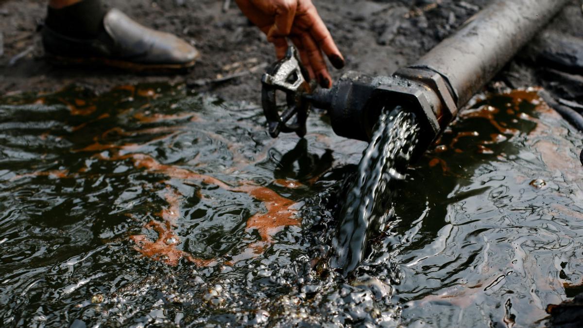 Petróleo crudo durante el desmantelamiento de la refinería ilegal en Okrika, estado de Rivers, Nigeria