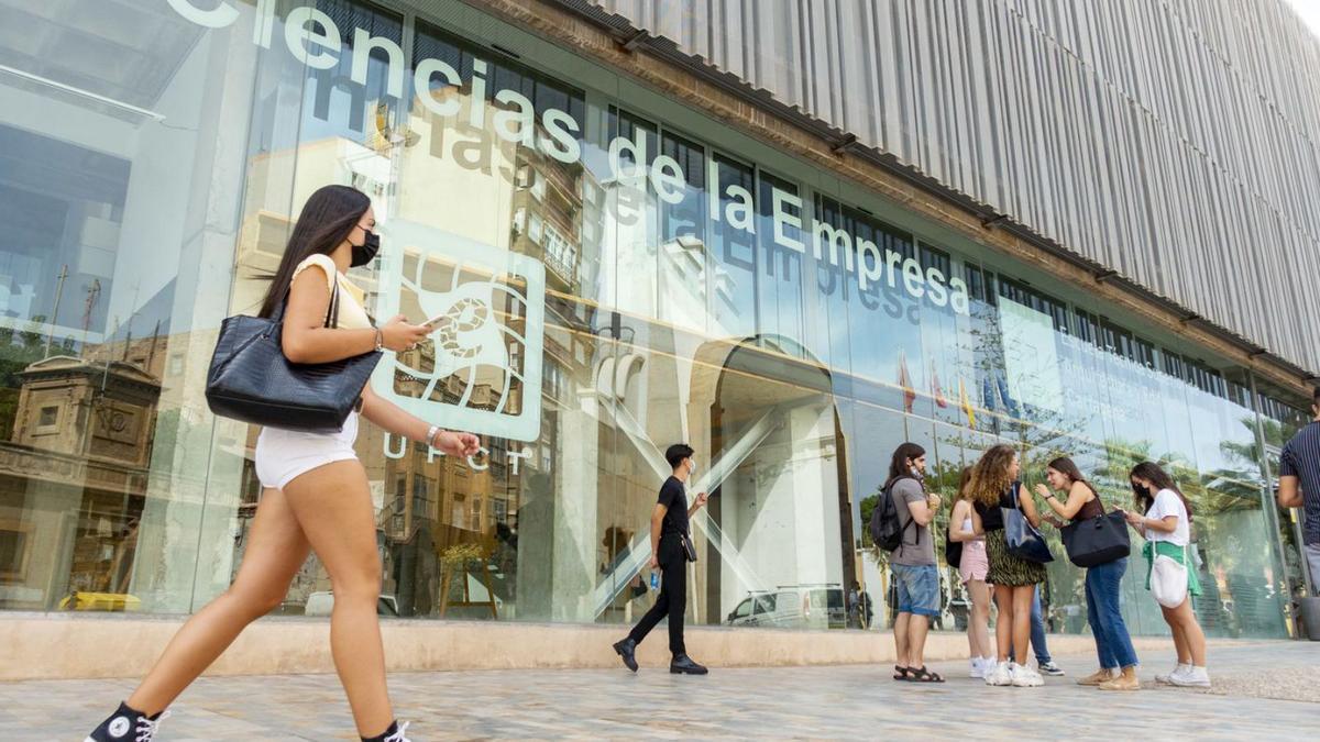 Fachada del Antiguo CIM en Cartagena, sede de la Facultad de Ciencias de la Empresa de la UPCT. | IVÁN URQUÍZAR