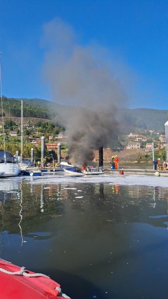 Una columna de humo se levanta en la ría de Vigo: arde una embarcación en San Adrián de Cobres