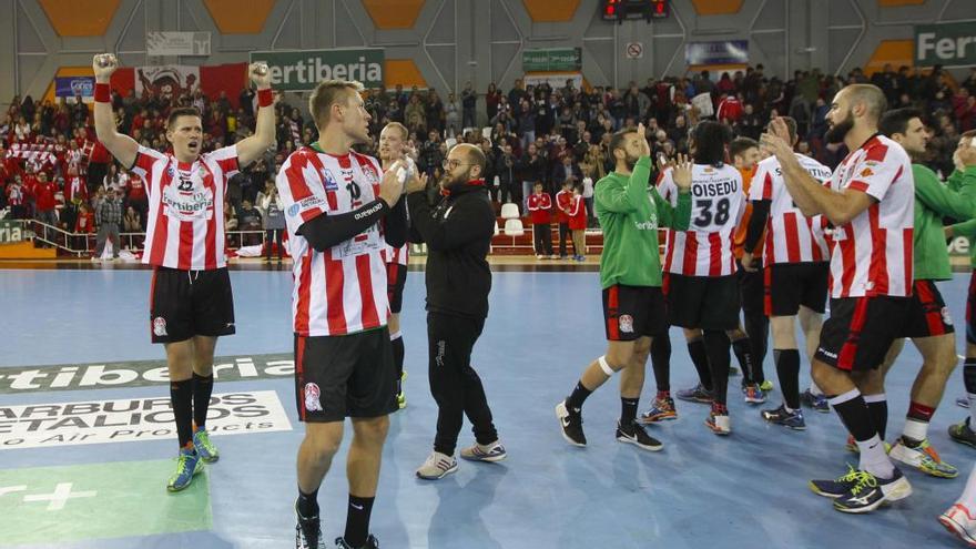 Los jugadores celebran el triunfo