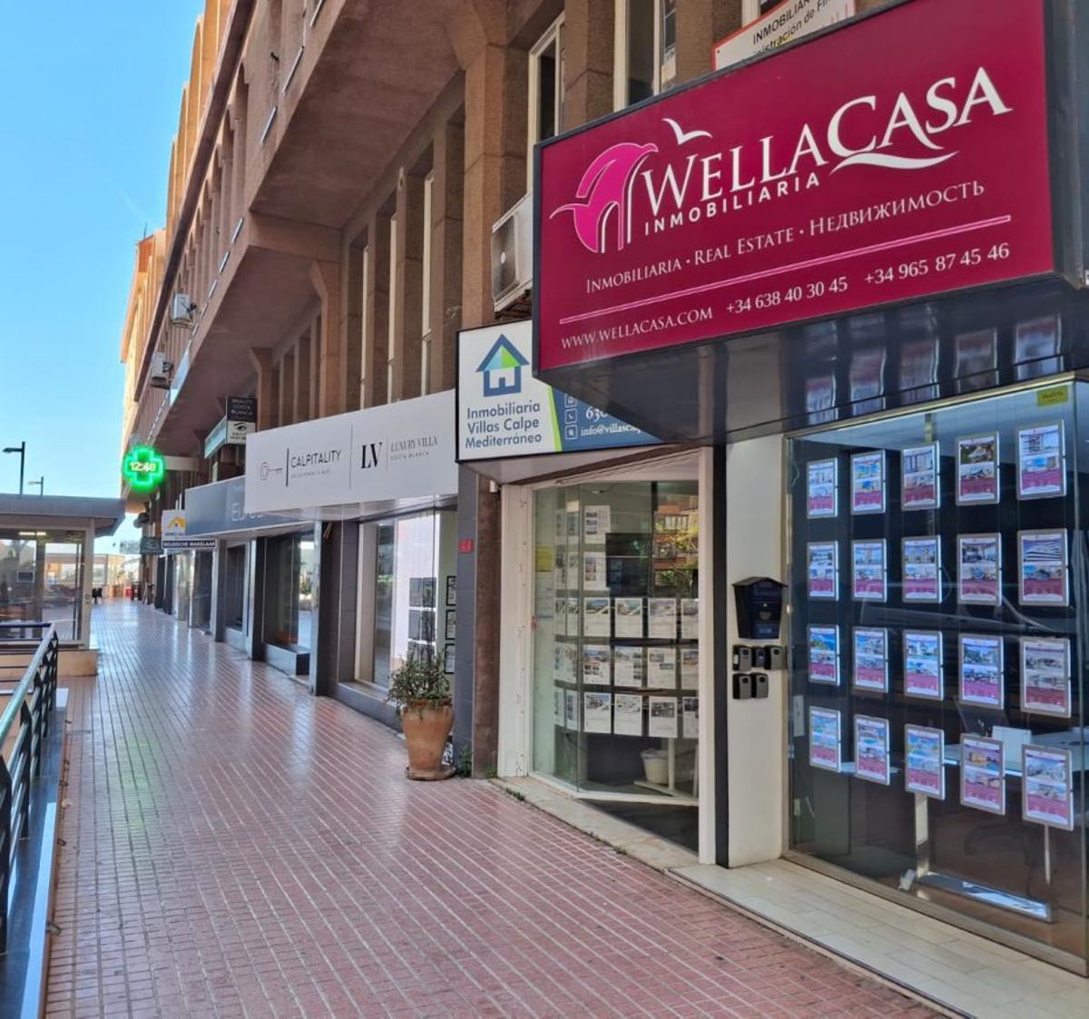 Inmobiliarias una tras otra en una acera de Calp