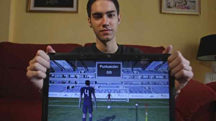 Roberto Gómez, estudiante del último curso del grado de Ingeniería Multimedia de la Universidad de Alicante, junto al videojuego de fútbol que ha creado especialmente adaptado para personas con parálisis cerebral.